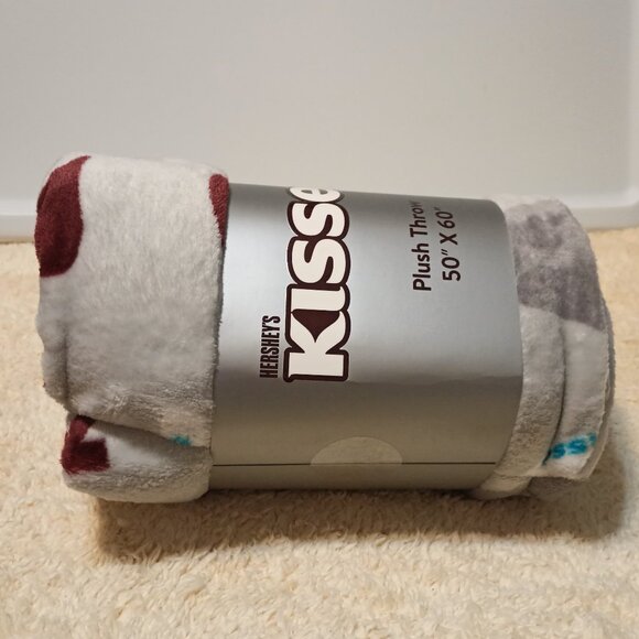 NWT ~ Officially Licensed Hershey’s Kisses Plush Gray Throw Blanket, 50” X 60” - Picture 8 of 11